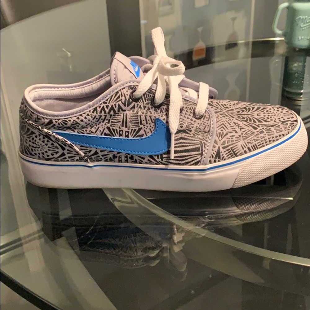 🔥FINAL🔥Gray/blue/black Nike sneakers sz5.5 mint